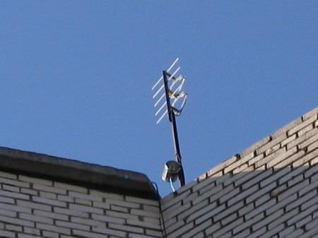 Крепеж самодельной Wi-Fi антенны на крыше